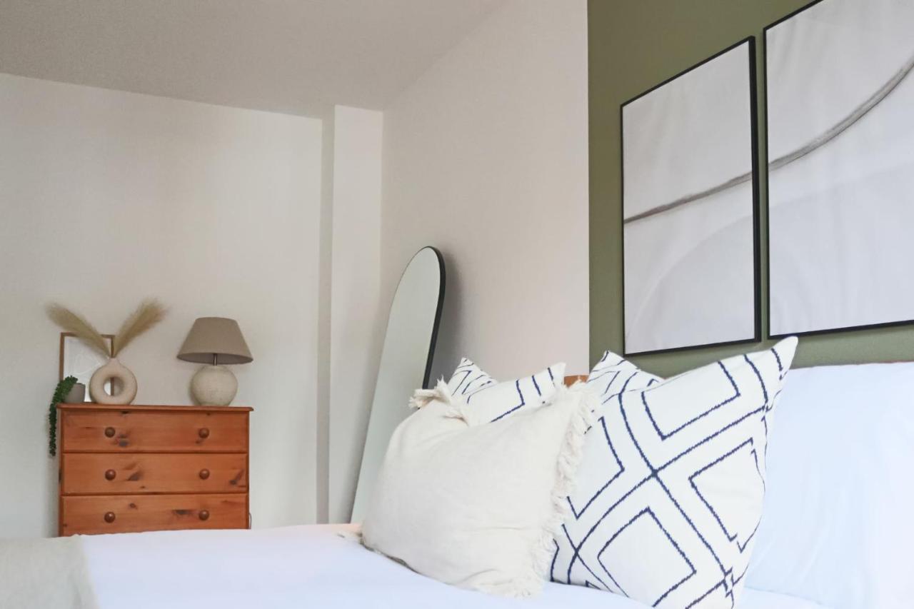 Japandi-inspired Apt In The Heart Of Apartament *