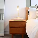 Japandi-Inspired Apt In The Heart Of Oxford