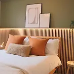 Japandi-Inspired Apt In The Heart Of Oxford